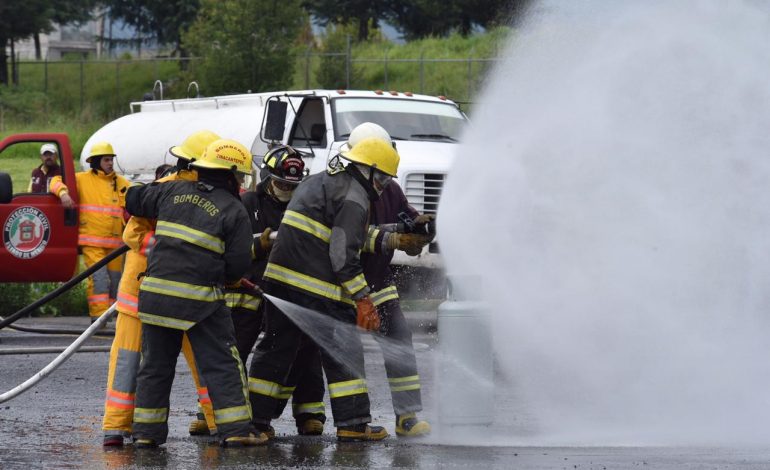 Reconocen a bomberos de Metepec en su día