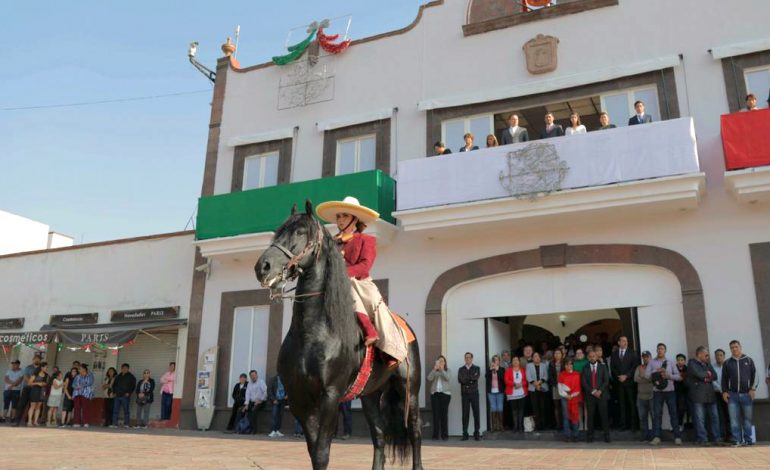 Encabeza Gaby Gamboa histórico desfile en Metepec