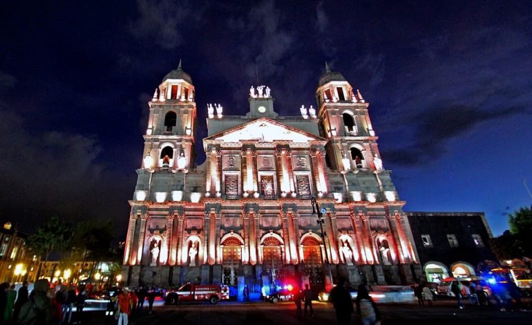 Luces multicolores iluminan la Catedral de Toluca