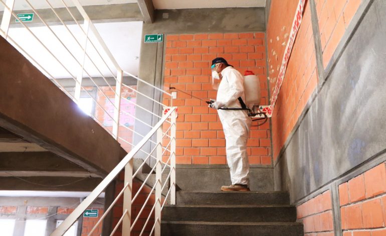 Sanitizan espacios públicos en Zinacantepec