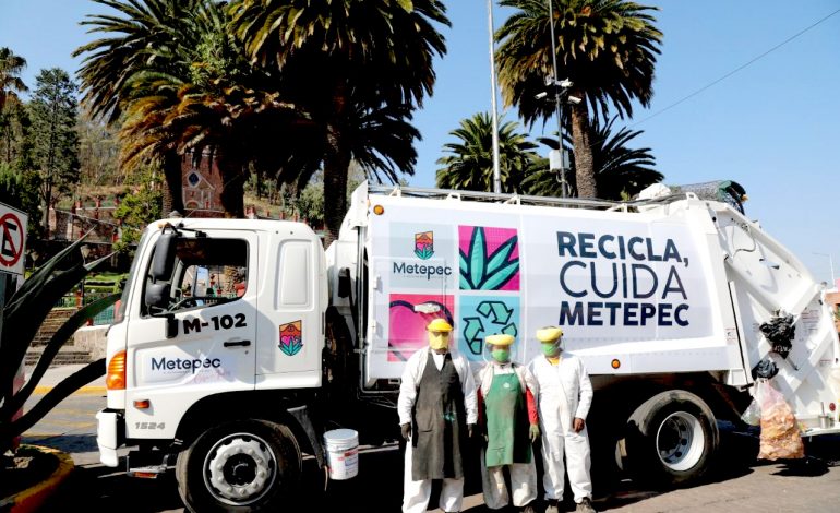 Personal de servicios públicos mantiene limpio Metepec