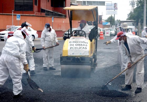 Trabajo de bacheo permanente en Metepec