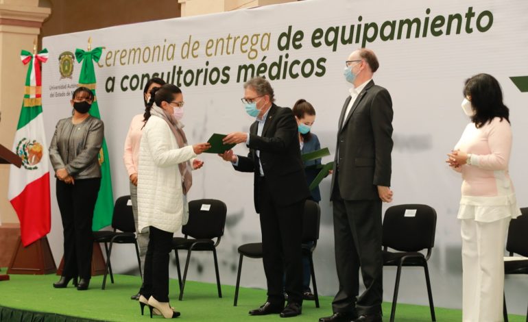 Alfredo Barrera entregó equipamiento a 22 consultorios médicos de la UAEM 
