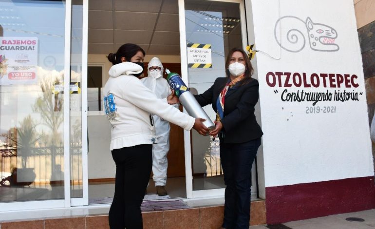 Ante la escasez de oxígeno, Ayuntamiento de Otzolotepec otorga de manera gratuita rellenado de tanques