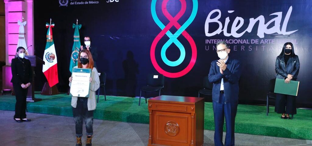 Alfredo Barrera premió a ganadores de  Bienal Internacional de Arte Visual Universitario 