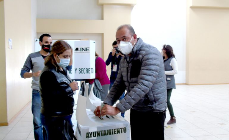 Con un llamado a la civilidad, emite su voto Marco Reyes