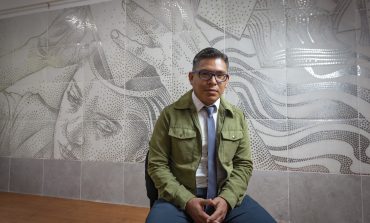 Monedas, elemento central de mural creado por el universitario Carlos Badillo