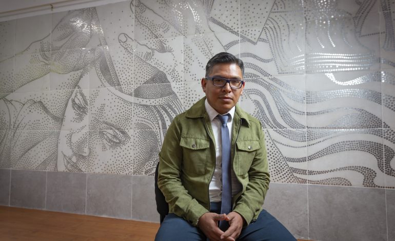 Monedas, elemento central de mural creado por el universitario Carlos Badillo