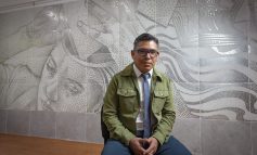 Monedas, elemento central de mural creado por el universitario Carlos Badillo