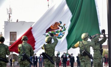 En Almoloya de Juárez, autoridades municipales encabezan ceremonia del 201 aniversario de la Bandera de México