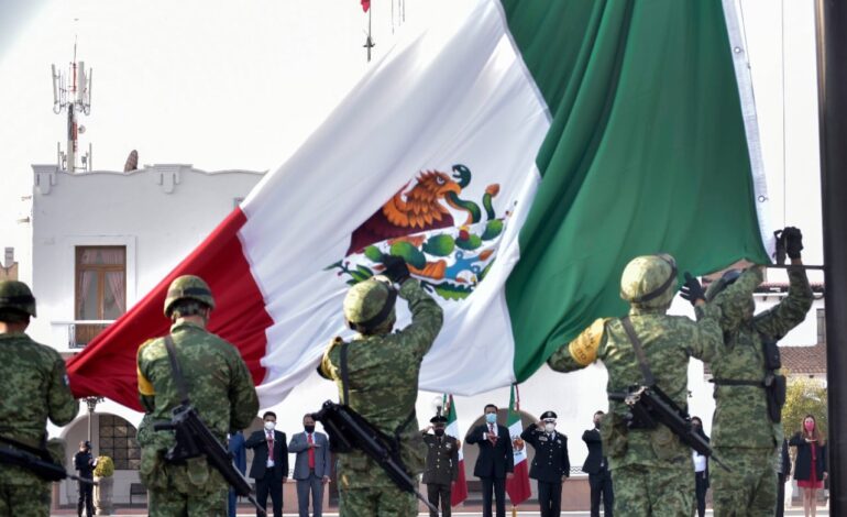 En Almoloya de Juárez, autoridades municipales encabezan ceremonia del 201 aniversario de la Bandera de México