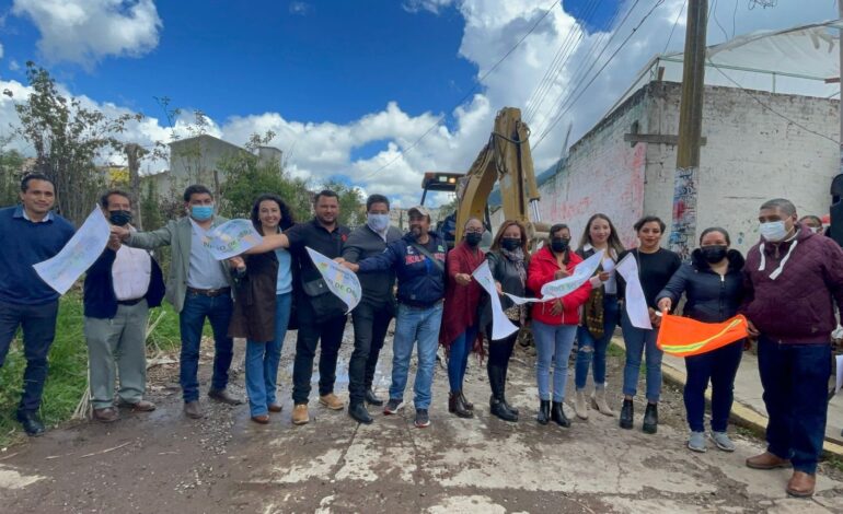 Roberto Bautista inicia obra y entrega otra más en San Pedro Zictepec