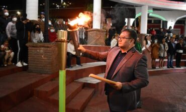Con explanada llena, alcalde de Ocoyoacac da el Grito de Independencia