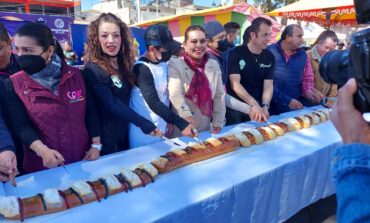 Con rosca monumental y la entrega de 10 mil juguetes, autoridades de Otzolotepec celebran el Día de Reyes