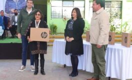 Comprometido con la educación; Miguel Ángel Ramírez entrega 150 equipos de cómputo