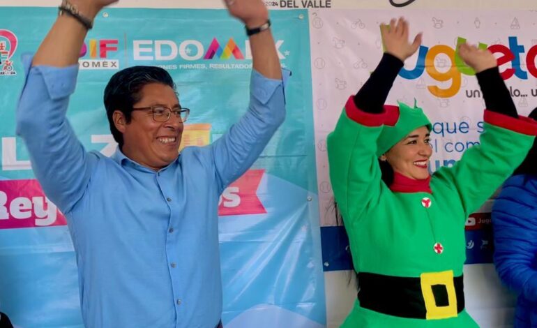 Roberto Bautista entrega juguetes a niñas y niños de Tenango del Valle