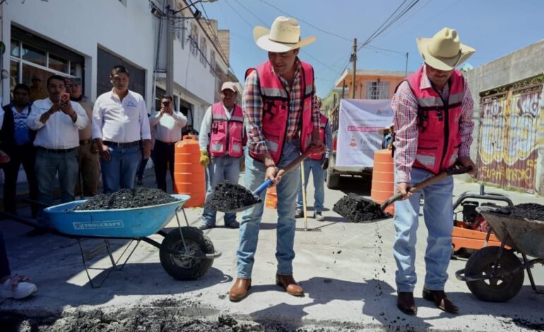 Da alcalde de Almoloya de Juárez banderazo de inicio al Programa de Bacheo 2023