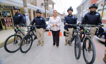 Entrega Erika Sevilla uniformes y equipamiento a elementos del cuerpo de seguridad 