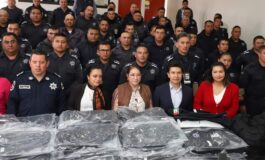 Entrega alcaldesa de Villa Victoria equipo a elementos de Seguridad Pública Municipal  