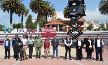 Entrega Nelly Rivera torre móvil de videovigilancia  