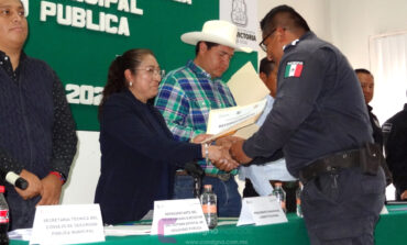 Por actos meritorios, reconocen a policías municipales de Villa Victoria