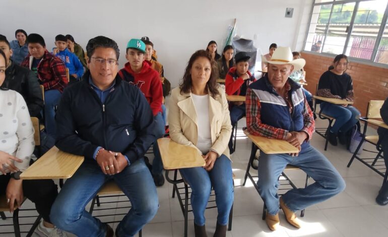 Roberto Bautista entrega mobiliario a telebachillerato de Santa Cruz Pueblo Nuevo 