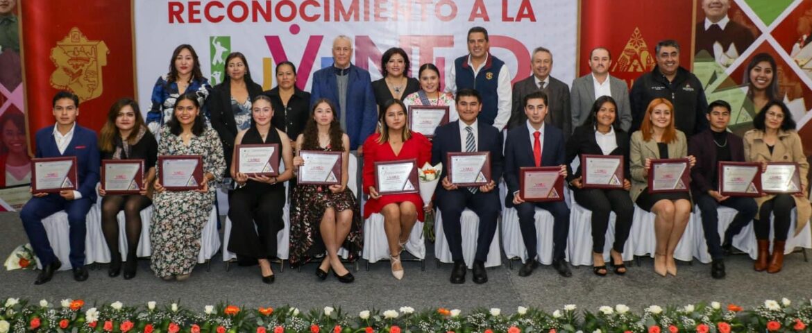 Entrega gobierno de Ixtlahuaca reconocimiento a jóvenes destacados