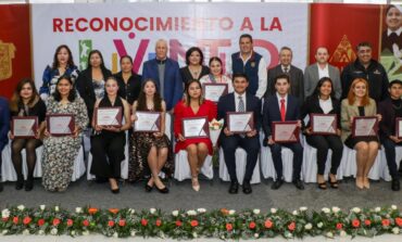 Entrega gobierno de Ixtlahuaca reconocimiento a jóvenes destacados
