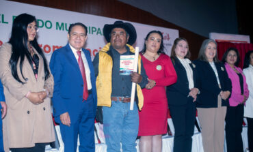 Mario Santana publica Bando Municipal 2025 en Villa Victoria