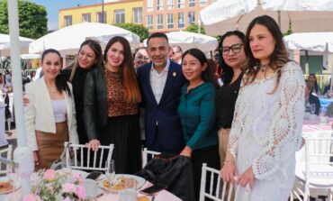 Celebra Fernando Flores Día de las Madres con servidoras públicas
