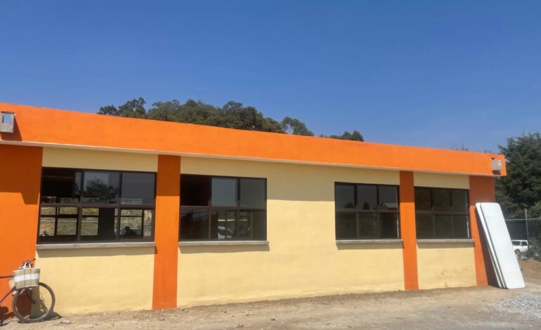 Manuel Vilchis entrega nuevas aulas del Telebachillerato de San Pedro Tejalpa