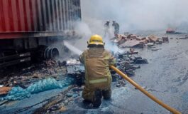 Bomberos de San Mateo Atenco apoyan en incendio tras choque de tráileres en la México-Toluca