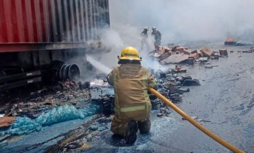 Bomberos de San Mateo Atenco apoyan en incendio tras choque de tráileres en la México-Toluca