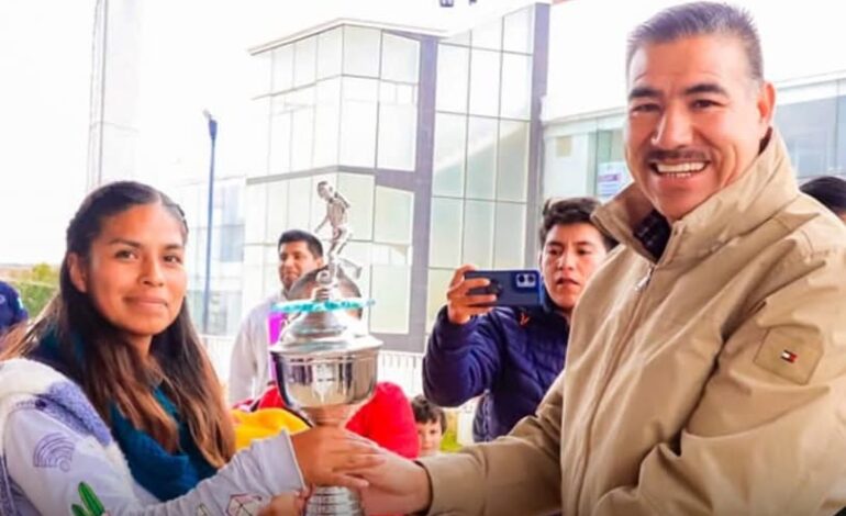 Entrega alcalde de San José del Rincón trofeos y material deportivo