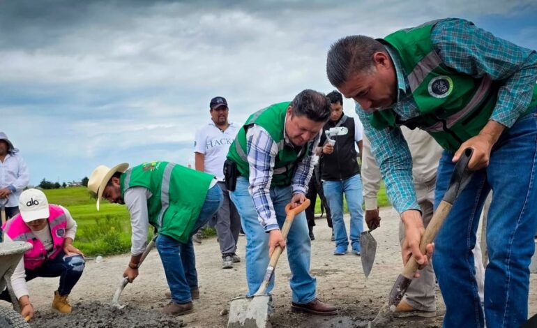 Se suman gobierno y sociedad de San José del rincón al bacheo de la carretera Villa Victoria – El Oro