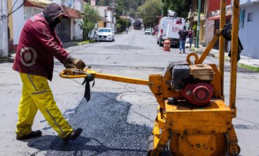 En Toluca se realiza intenso trabajo de bacheo