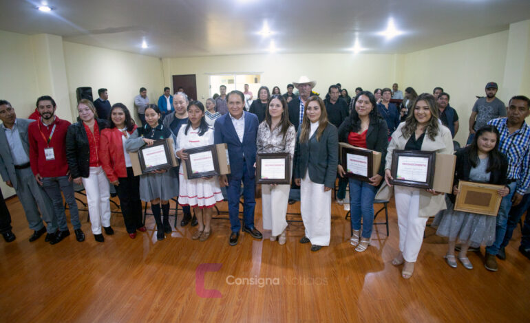 Entrega alcalde de Villa Victoria Premio Municipal a la Juventud 2025