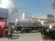 Incendio consume bodega en Toluca; despliegan operativo para evitar que el fuego se propague