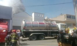 Incendio consume bodega en Toluca; despliegan operativo para evitar que el fuego se propague