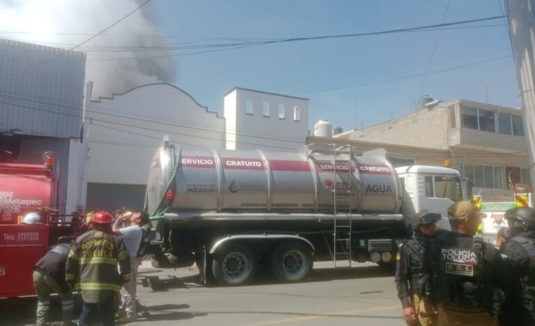 Incendio consume bodega en Toluca; despliegan operativo para evitar que el fuego se propague