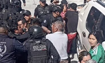 AGREDEN A ACTUARIOS Y POLICÍAS DURANTE DILIGENCIA JUDICIAL EN TOLUCA