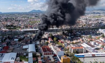 Incendio consume bodega en Toluca; despliegan operativo para evitar que el fuego se propague