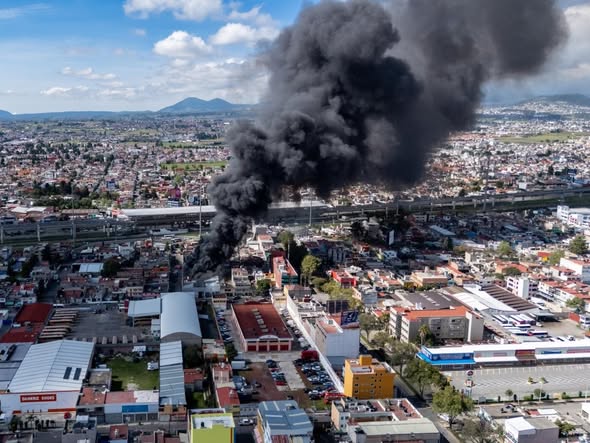 Incendio consume bodega en Toluca; despliegan operativo para evitar que el fuego se propague