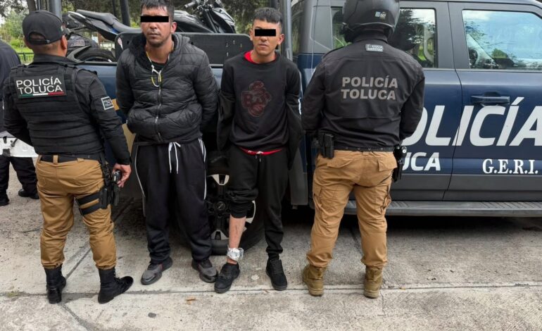 Caen dos presuntos motorratones tras robo de celular en Toluca