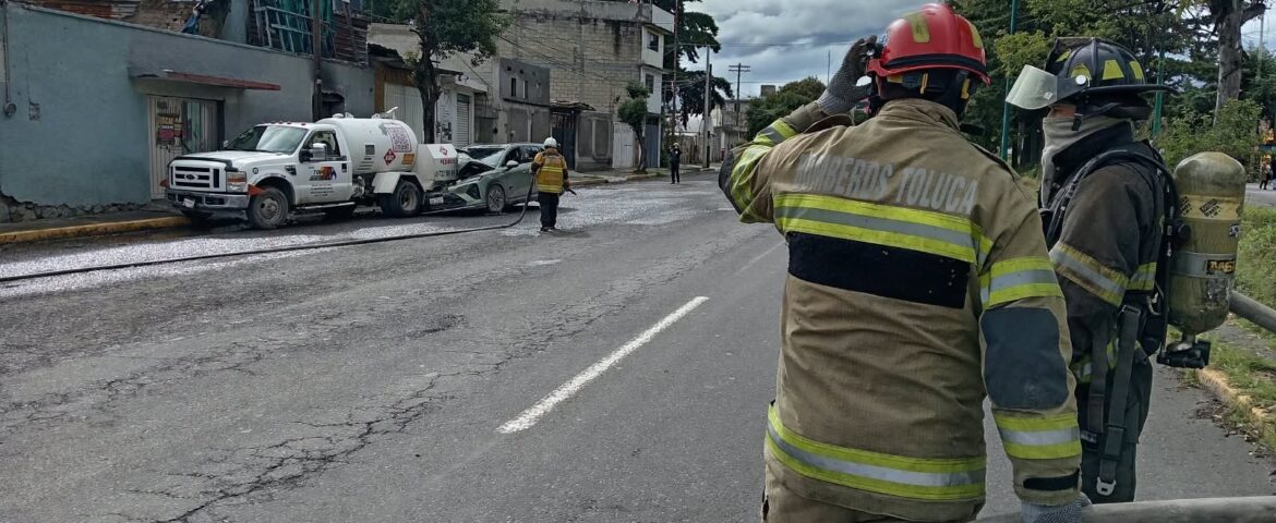 Evacúan a 500 personas por fuga de gas tras choque de pipa